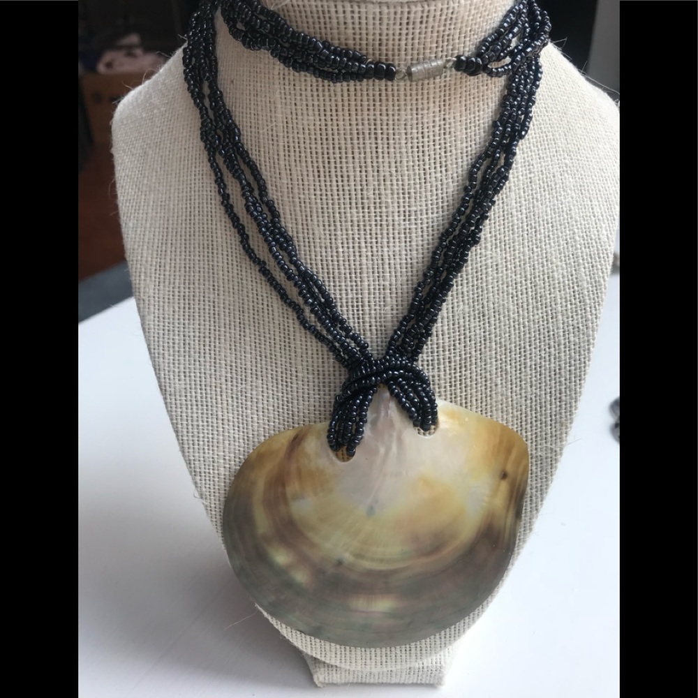 Hand made nácar shell and bead necklace.